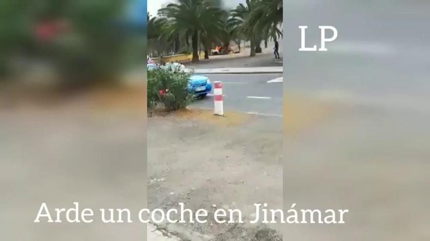 Arde un coche en Jinámar