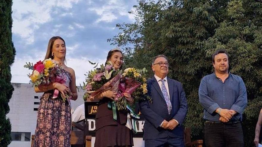 Maria Isabel Rosado es coronada reina de la barriada de San Antonio