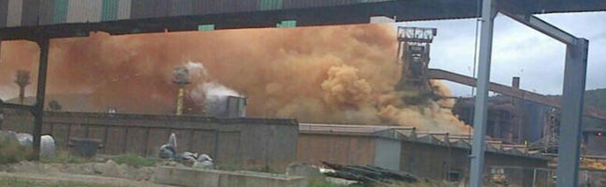 Una avería en un alto horno de Arcelor provoca una enorme nube roja y siembra la alarma en Gijón