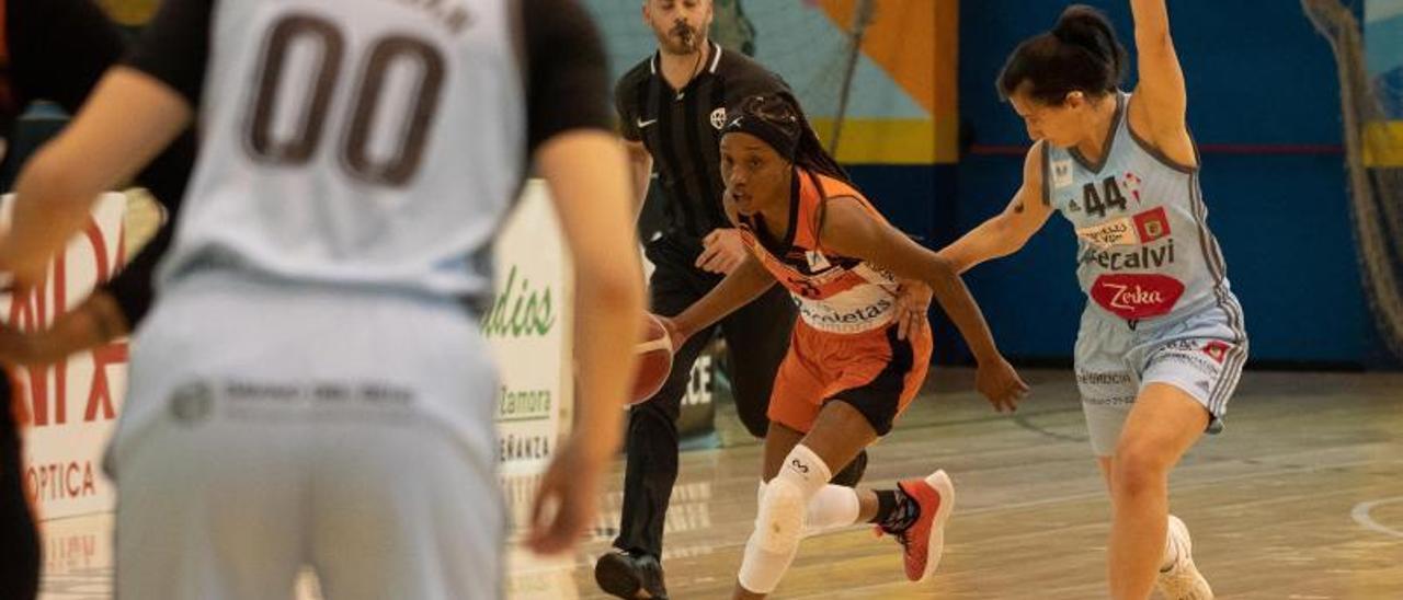 Mo Green, del Zamarat, con el balón. / José Luis Fernández