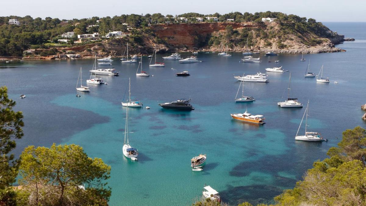 En la bahía de Porroig fondeaba una cuarentena de embarcaciones ayer por la mañana. | J.A.RIERA