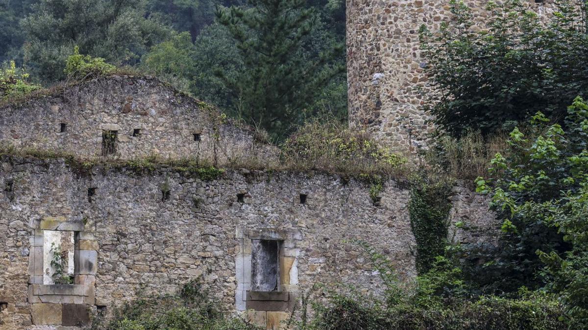 La torre y el palaciu del conxuntu históricu de Lluniego, nel so estáu actual. | Irma Collín