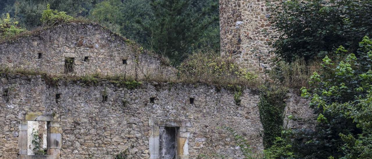 La torre y el palacio del conjunto histórico de Olloniego, en su estado actual. | Irma Collín