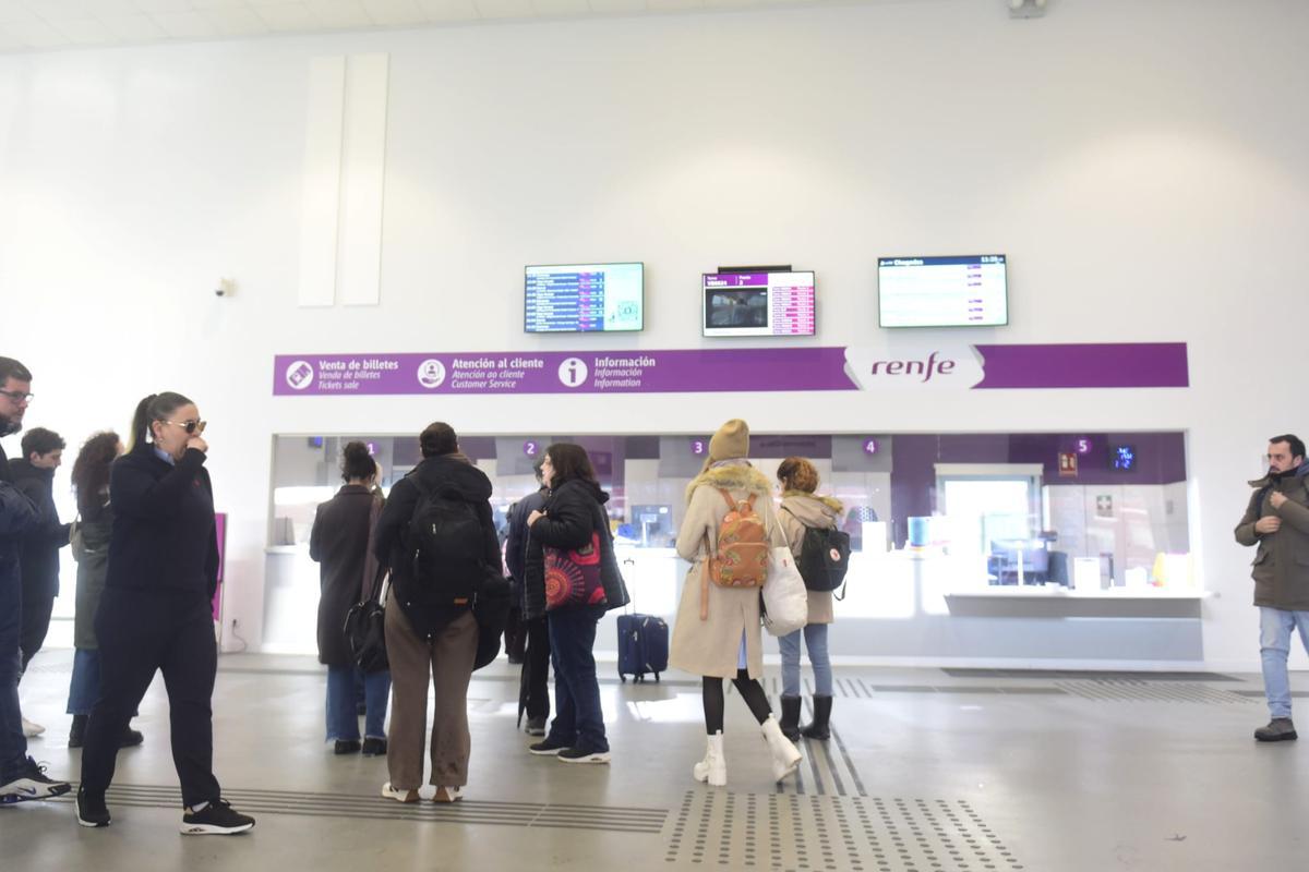 Pasajeros, hoy, en la estación de ferrocarril de A Coruña tras la suspensión de trenes a Vigo.