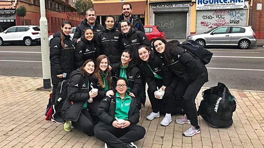 El conjunto sénior femenino del BM Zamora posa tras conquistar la liga en Valladolid.