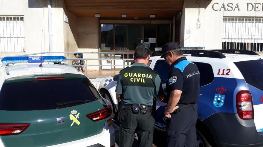 Agentes de la Guardia Civil de Marín y de la Policía Local delante de la jefatura de Bueu. // G.C.