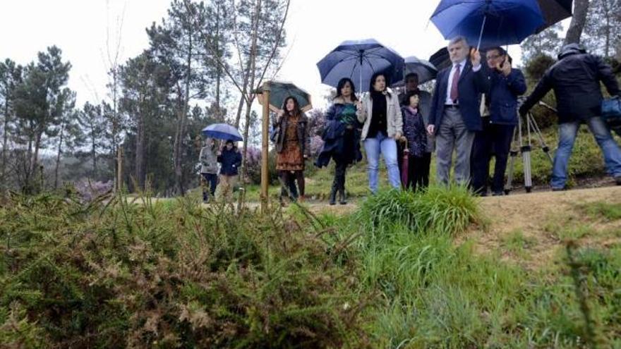 Rosendo Fernández y ediles del PP, en la reciente visita al parque de Montealegre.  // Brais Lorenzo