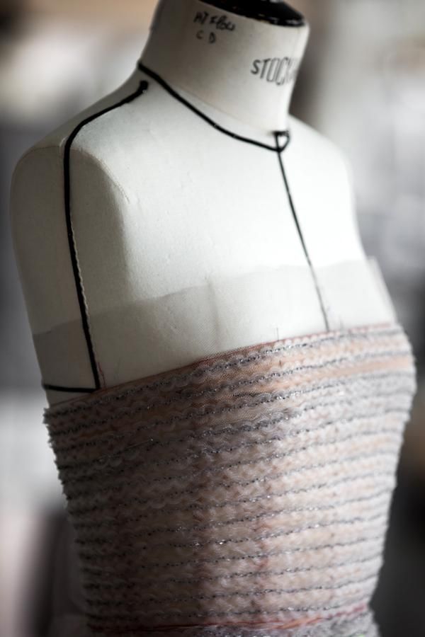 Detalle del escote del vestido de Dior que llevó Jennifer Lawrence en la presentación de 'Mother!' en París