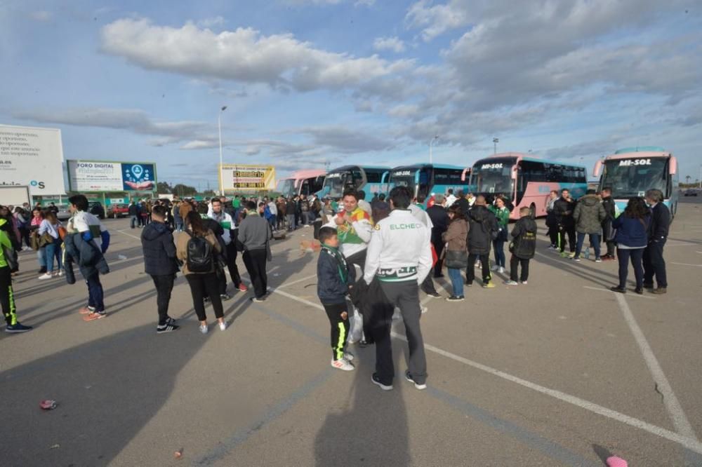 Los aficionados del Elche CF y del Hércules CF apoyan a su equipo antes del derbi