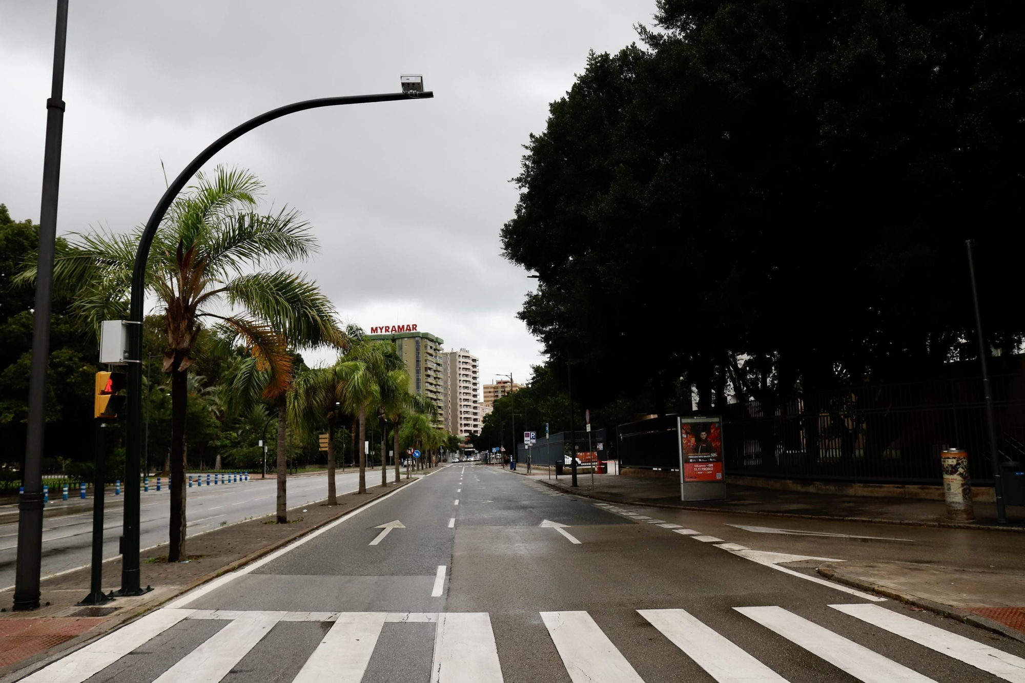 Las calles de Málaga, prácticamente vacías ante la alerta roja por fuertes lluvias