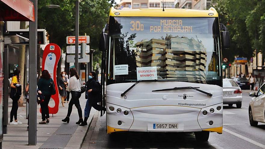 Vehículo de la empresa Latbus que cubre los servicios mínimos.