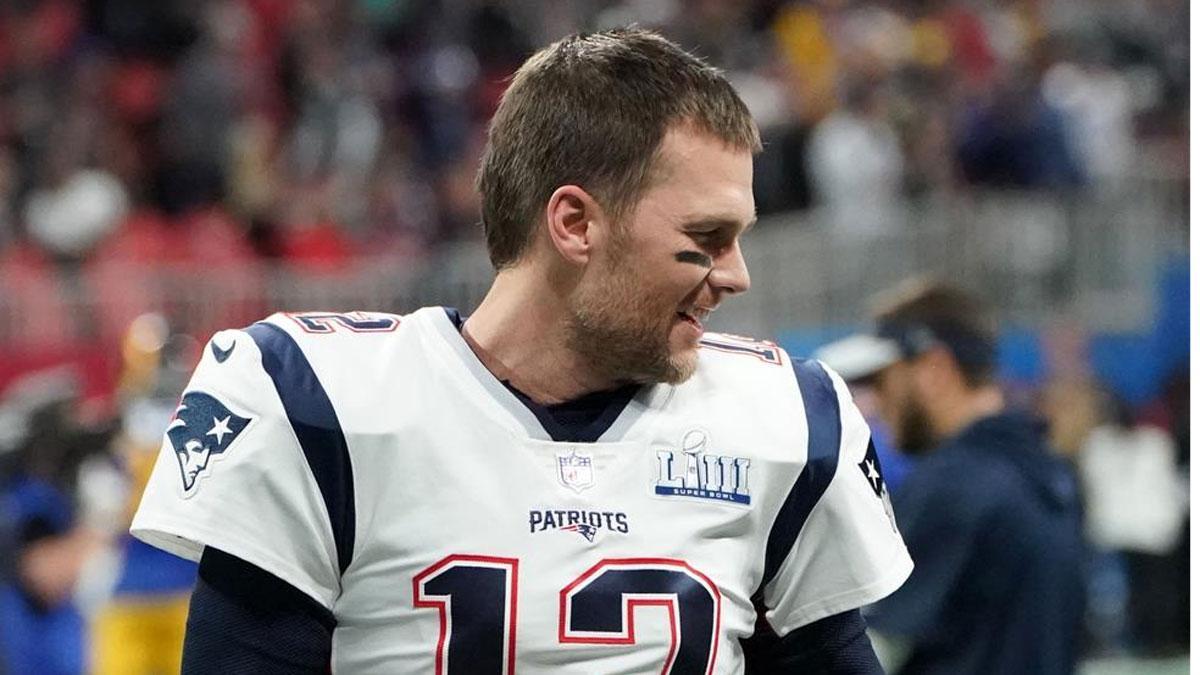 Tom Brady hablando con su compañero James White en la Superbowl LIII