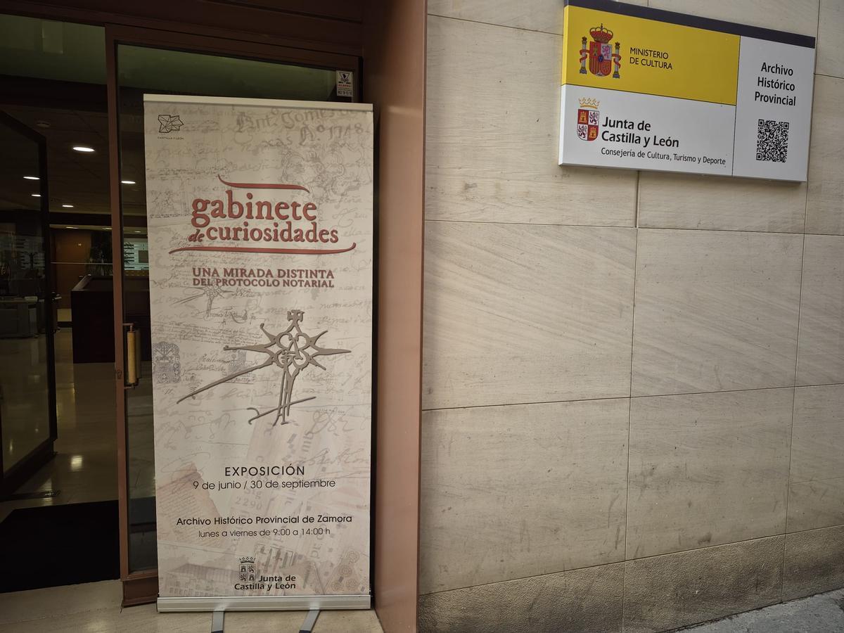 Exterior de la exposición en el Archivo "Gabinete de curiosidades"