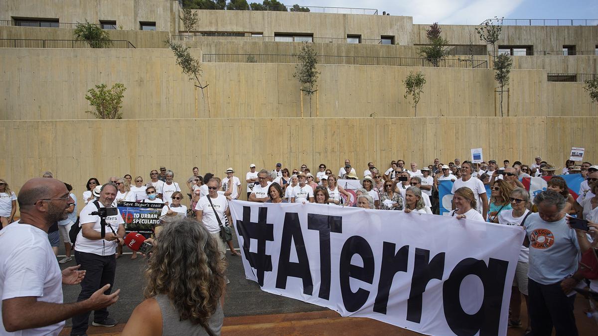 Una protesta de SOS Costa Brava a Begur, en una imatge d'arxiu.