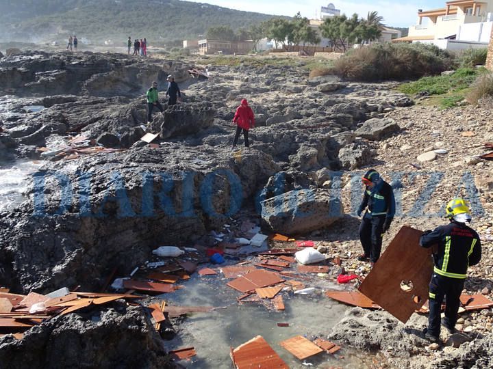 Tres tripulantes de una embarcación de  recreo de nacionalidad francesa han muerto  y otros tres se  encuentran a salvo tras chocar su nave contra las rocas en la zona de es  Caló de Formentera.