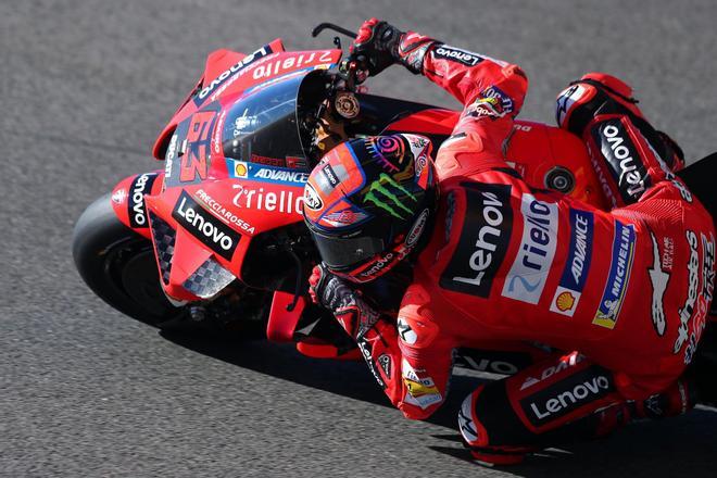 Bagnaia se impone a Quartararo y se lleva la pole de MotoGP