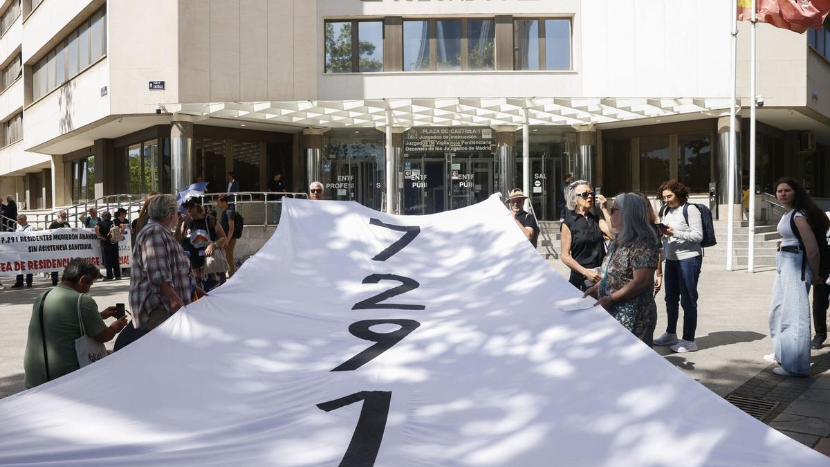 Miembros de las asociaciones 7291: Verdad y Justicia, Pladigmare y Marea de Residencias ante los juzgados de Plaza de Castilla.