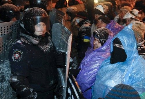 La policía ucraniana empezó hoy a dispersar a los manifestantes opositores que bloquean el acceso a los edificios del Gobierno en Kiev e irrumpió en la sede del principal partido opositor, Batkivschina