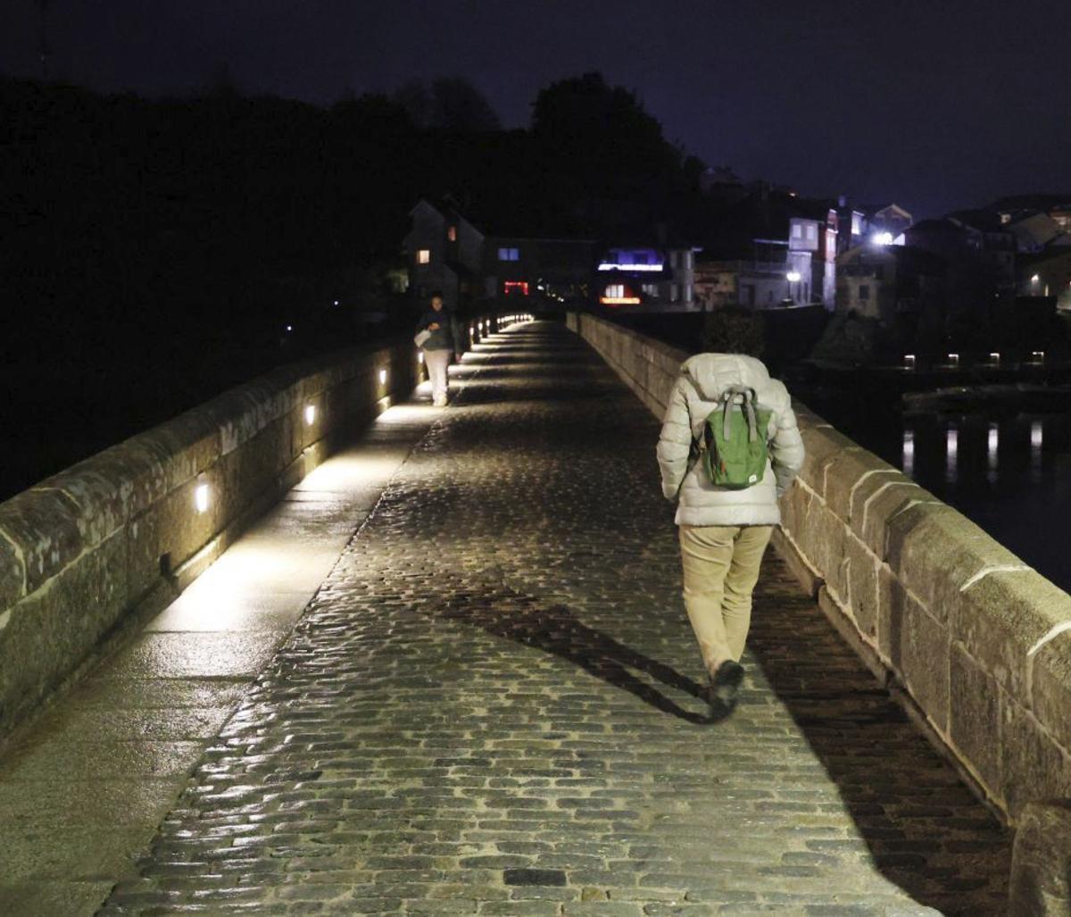 Las autoridadades con el viaducto de Ponte Sampaio al fondo ya iluminado. |  Gustavo Santos