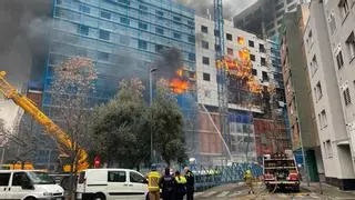 Vídeo | Un aparatoso incendio quema el abandonado centro comercial del Llac Center de Sabadell
