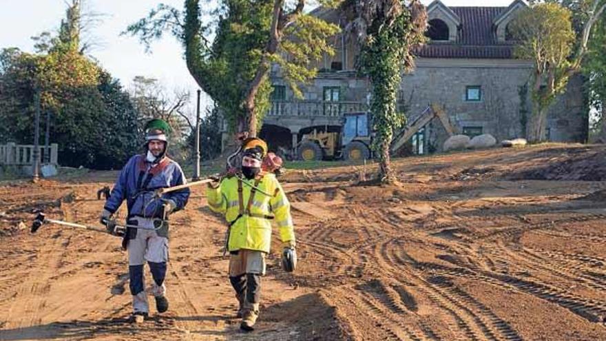 Técnicos que llevan a cabo la recuperación del enorme jardín del pazo de Vista Real.  // Iñaki Abella