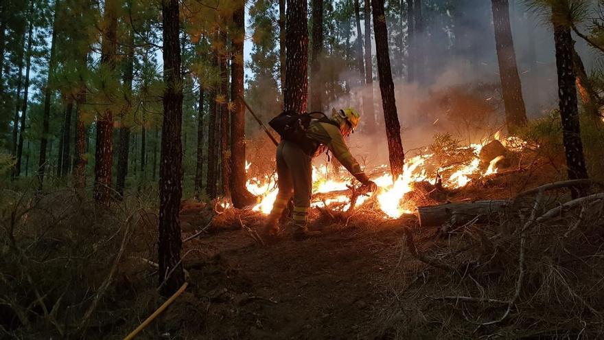 The crosswind spreads the fire and forces the evacuation of 585 people