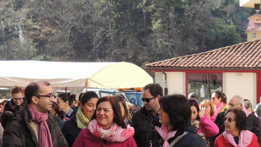 Participantes en la &quot;marcha rosa&quot; encabezados por el alcalde José Víctor Rodríguez, la concejala Carmen López y la agente de Igualdad Belén Fernández.