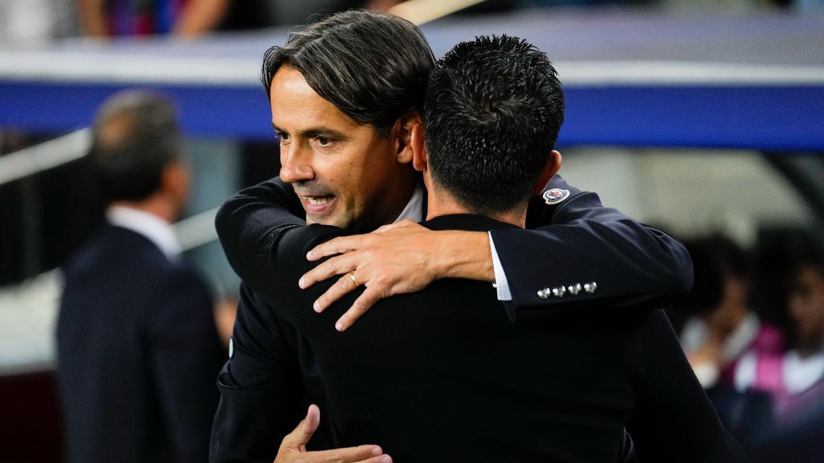 Xavi Hernández saluda a Simone Inzaghi