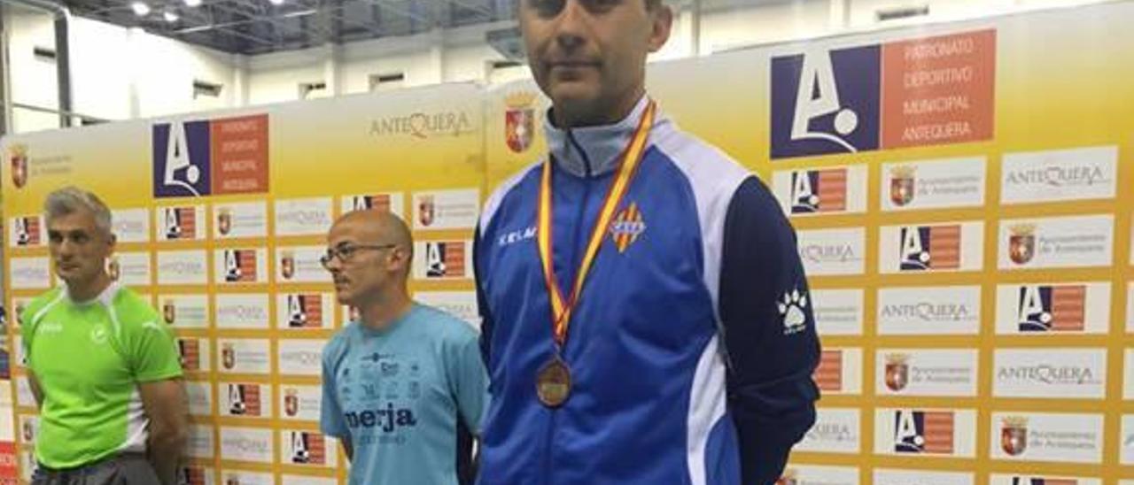 El atleta del CAVA Rafa Coll gana el  bronce en el nacional de veteranos