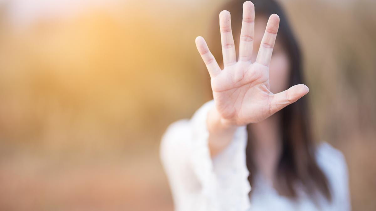 De forma general, la violencia contra la mujer se manifiesta de forma física, sexual y psicológica.