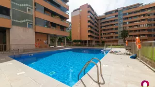 Oportunidad para familias: se vende enorme piso con terraza y piscina en Zaragoza por menos de 400.000 euros