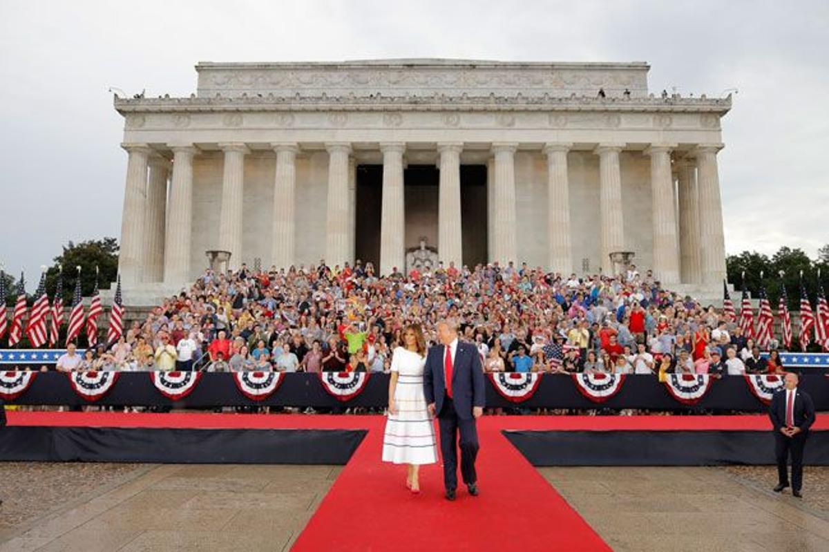 Melania Trump y Donald Trump frente al Memorial Lincoln