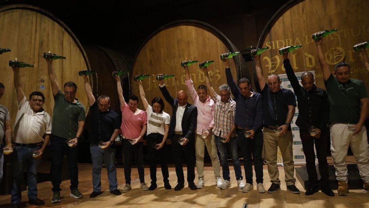 Los homenajeados escancian sidra y siguen los consejos ofrecidos en el decálogo de Tino Ovín: elevar mucho el brazo, sujetar el vaso desde el centro y acercar la botella.