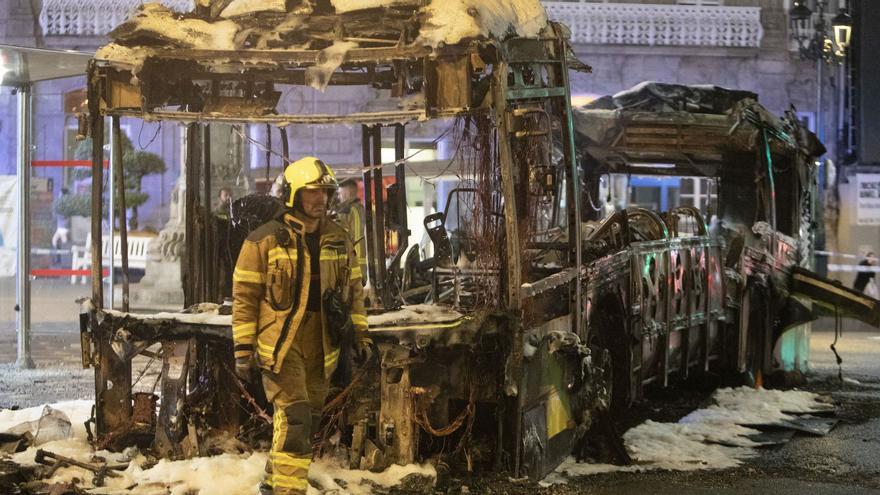 El autobús de Vitrasa que resultó calcinado en Urzáiz la noche del pasado 30 de abril.