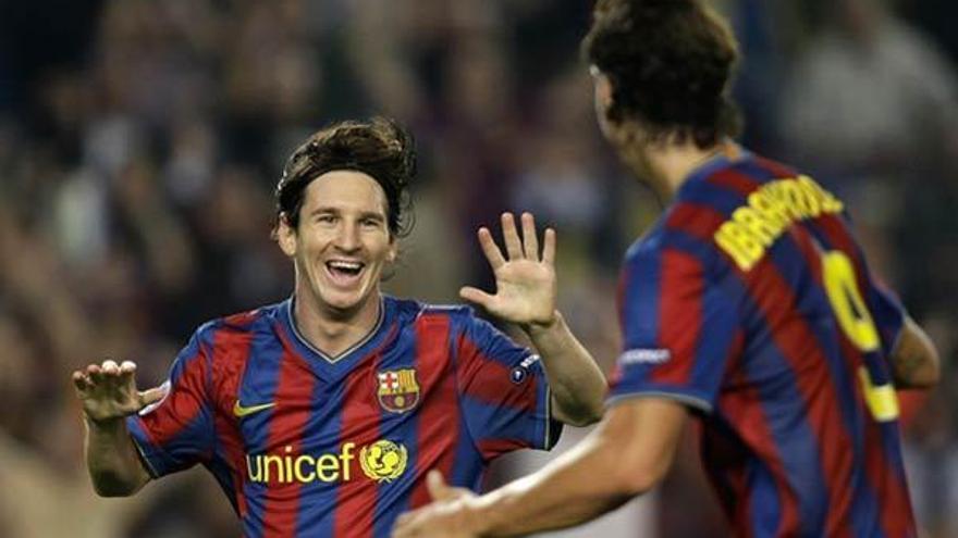 Messi festeja un gol de esta temporada con Ibrahimovic. // Efe