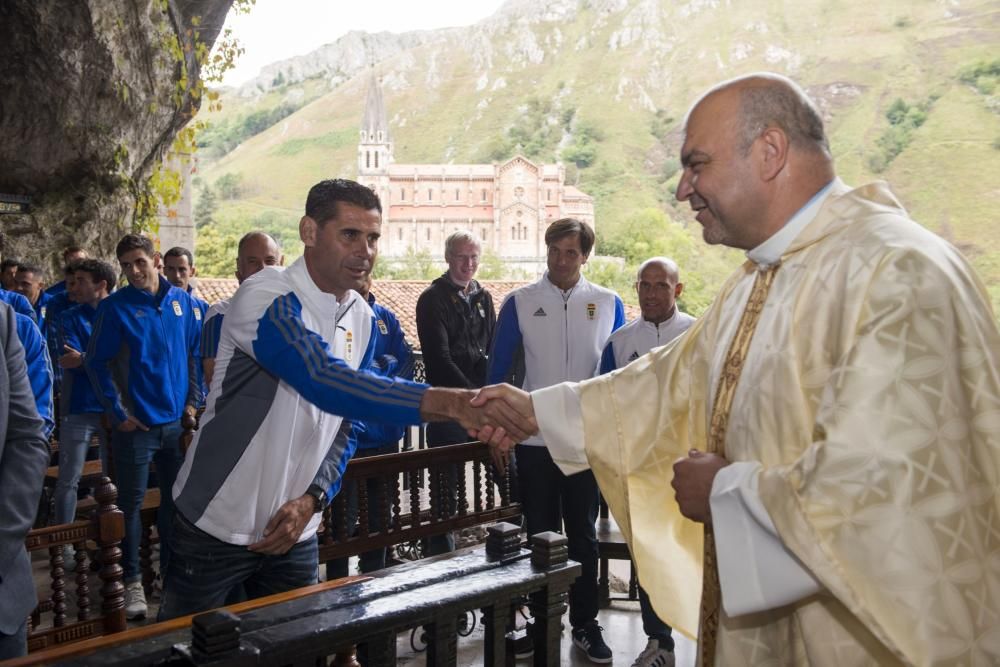 El Real Oviedo realiza la ofrenda floral a la Virgen de Covadonga