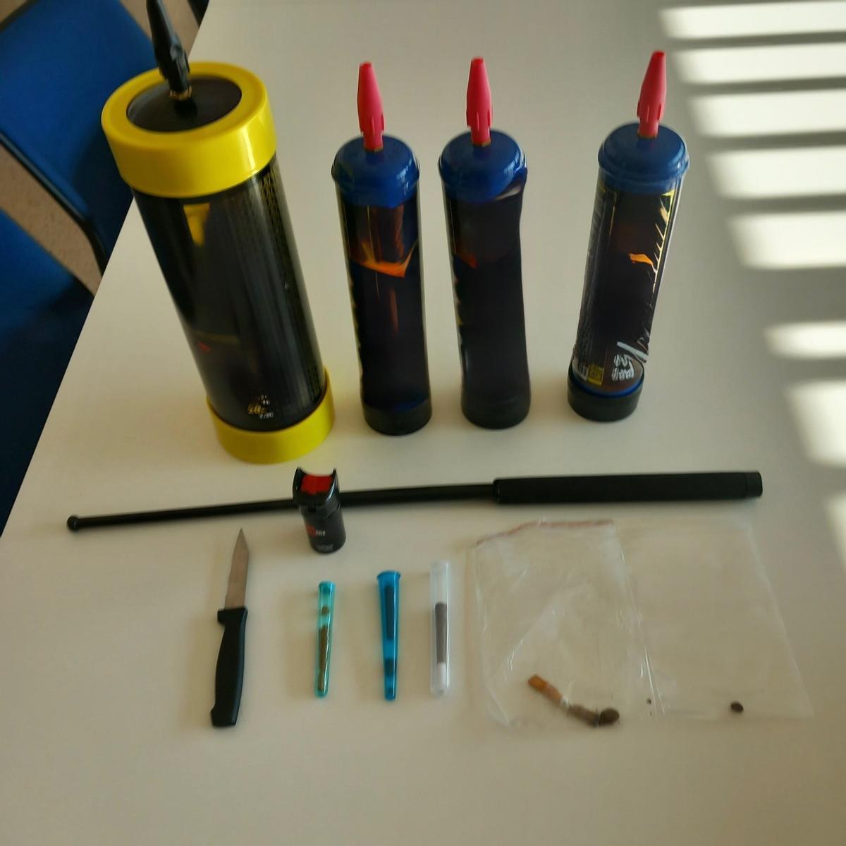 Material requisat durant el dispositiu Kanpai a la Jonquera: bombones de "gas del riure", una defensa, un ganivet i droga.