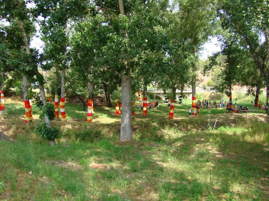 Infants de Sant Salvador creen el 'bosc de l'alegria'