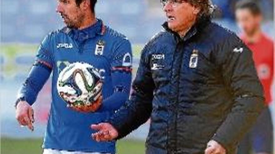 Dani Bautista, durant un partit, al costat de l&#039;entrenador Sergio Egea.