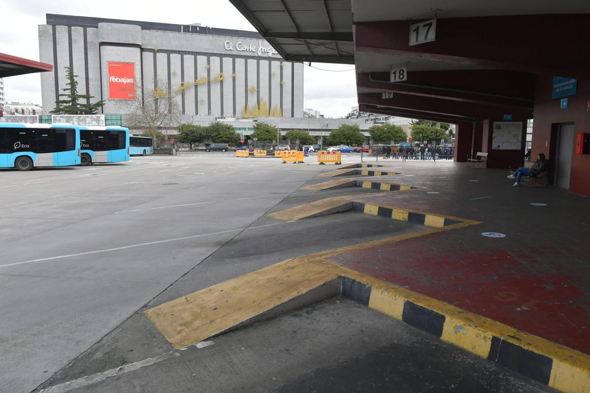 Dársenas vacías y autobuses parados en otra jornada de huelga de los buses interurbanos en A Coruña