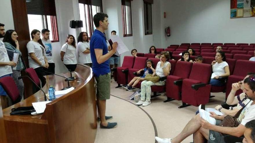 La reunión con padres y madres se celebró ayer en la biblioteca municipal. // Santos Álvarez