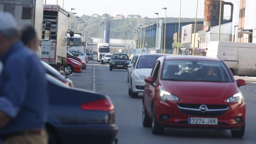 Coches circulando por la travesía de la Industria