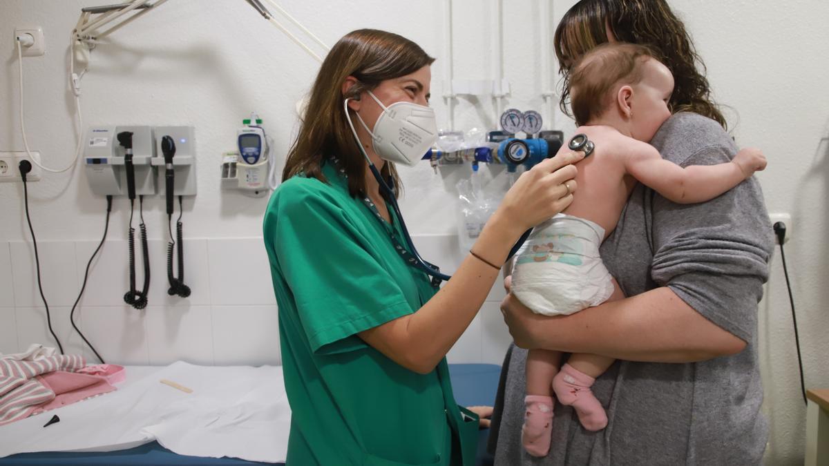 Una médica atiende a un bebé en las urgencias pediátricas del hospital Reina Sofía.