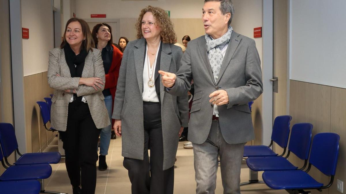 Marciano Gómez junto a Amparo Folgado visita el nuevo centro de salud Torrent III.