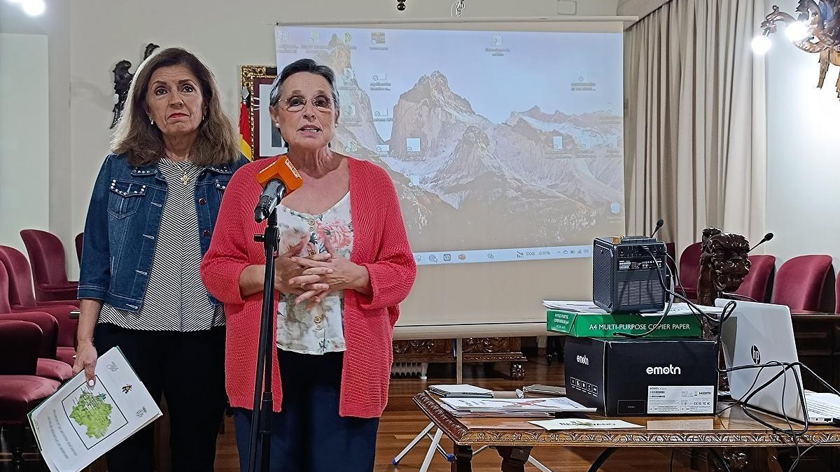 María Jesús Botella y Carmen Flores, en la presentación del Plan Local de Salud en Aguilar.