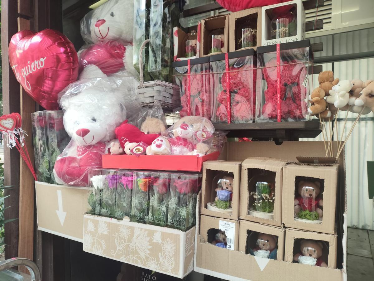 Flores, osos y arreglos florales eternos.