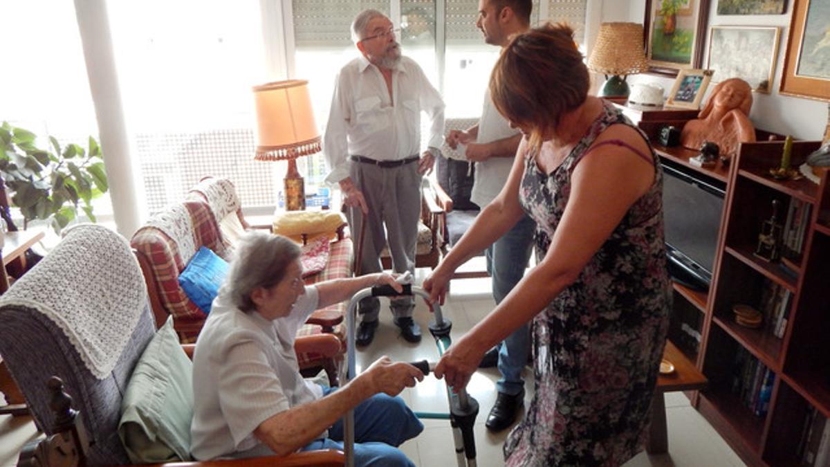 El alcalde de Terrassa visita Xavier Capella y Núria Palou, usuarios del Servicio de Atención Domiciliaira