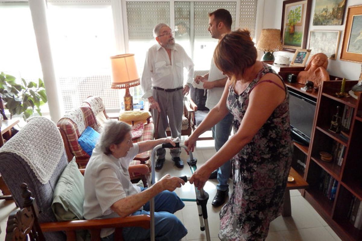 L’alcalde de Terrassa visita Xavier Capella i Núria Palou, usuaris del Servei d’Atenció Domiciliària