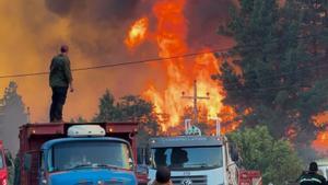 El foc devasta la Patagònia argentina davant un Milei indiferent