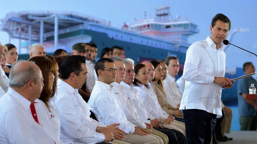 Peña Nieto (d.), con los responsables de la petrolera ante una imagen del flotel &quot;Reforma Pemex&quot;. // G.M.